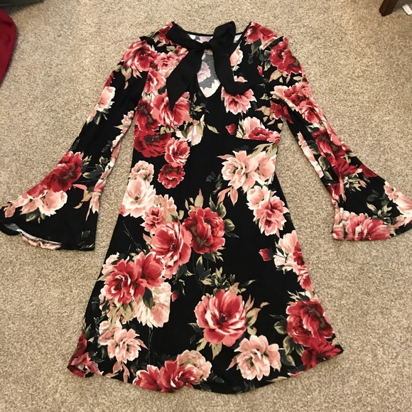 Floral dress with bell sleeves 💃🏻 - Picture 1 of 3